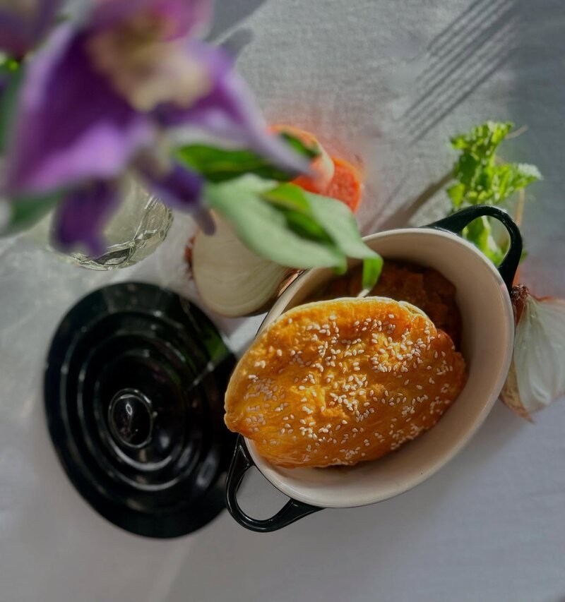 Gerecht met een eetbare bloem, gebakken brood en kruiden
