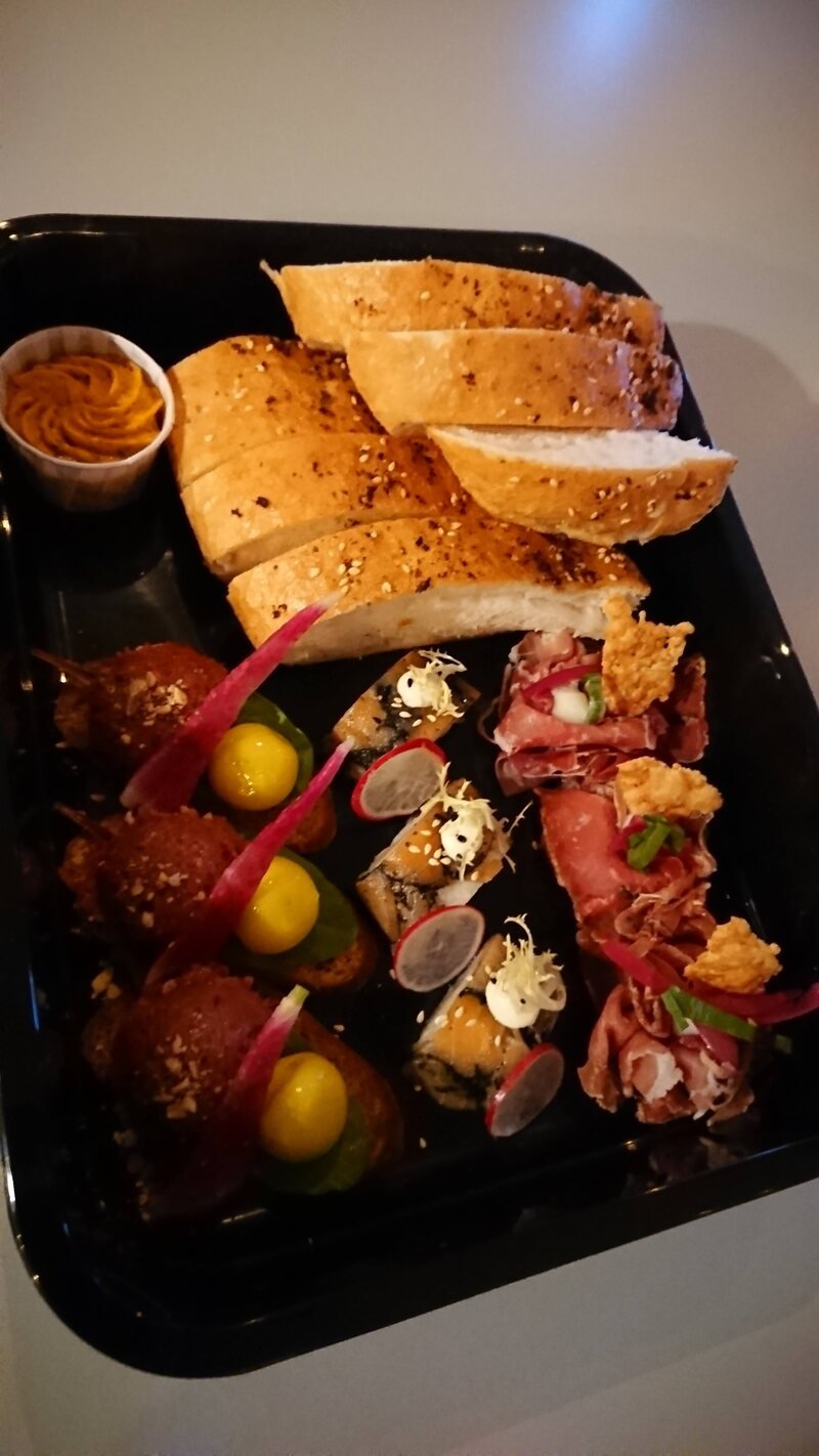 Borrelplank met warme en koude hapjes op een leisteen plank
