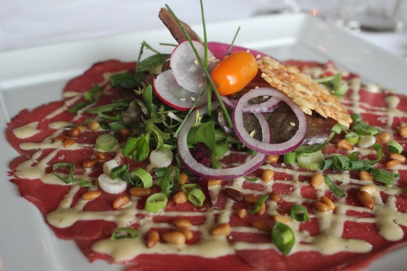 Carpaccio van Ierse kogelbiefstuk met pijnboompitjes en bosui