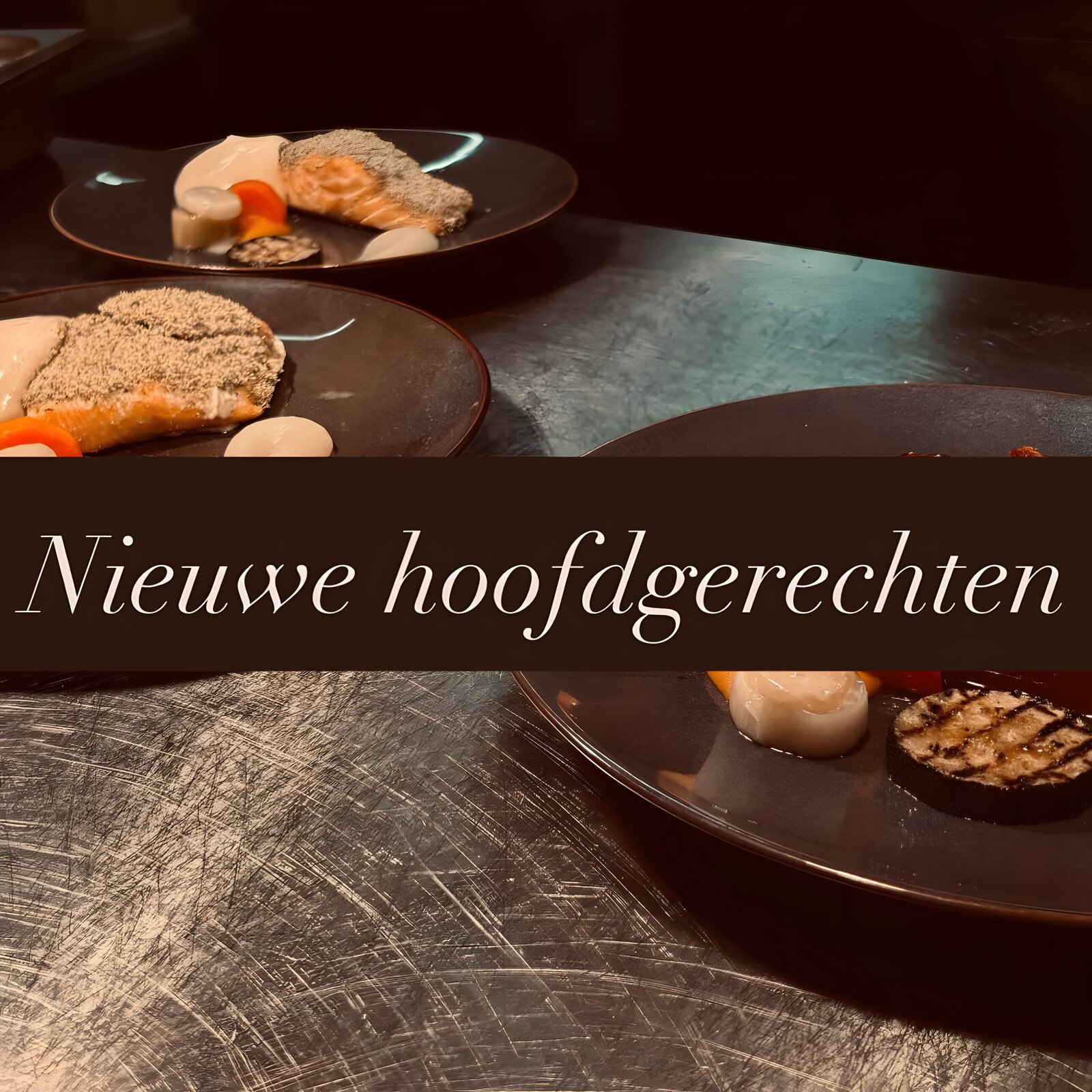 Twee borden met hoofdgerechten in warm avondlicht
