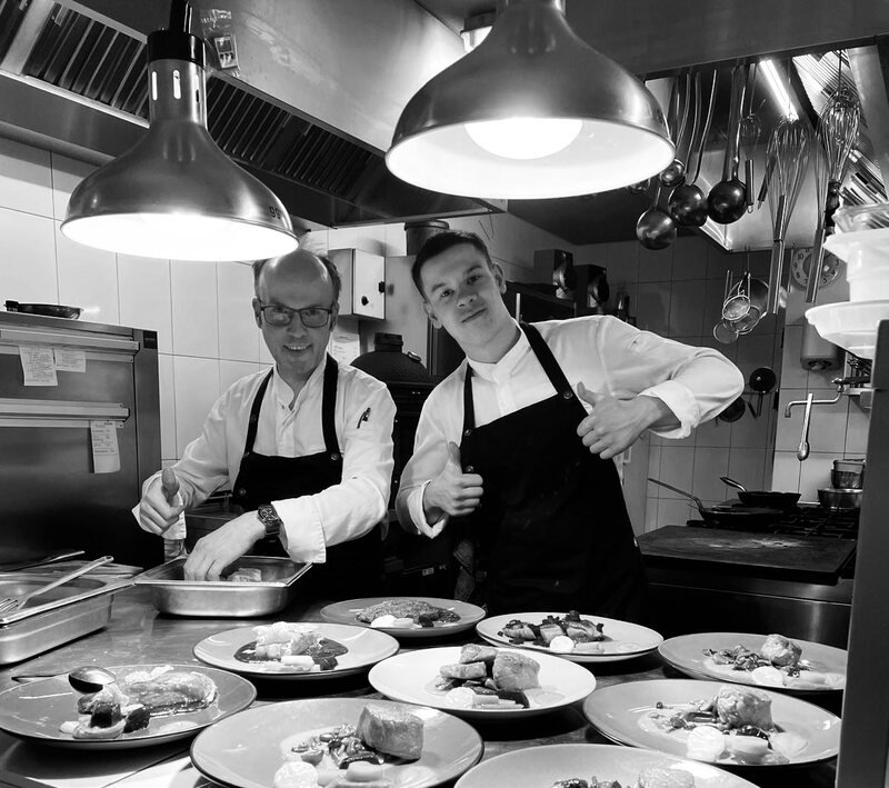 Twee koks van Kookerij Brammetje in de keuken, de een ervaren en de ander net begonnen