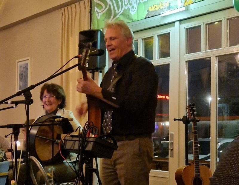 Twee muzikanten met gitaar en contrabas spelen live in het restaurant