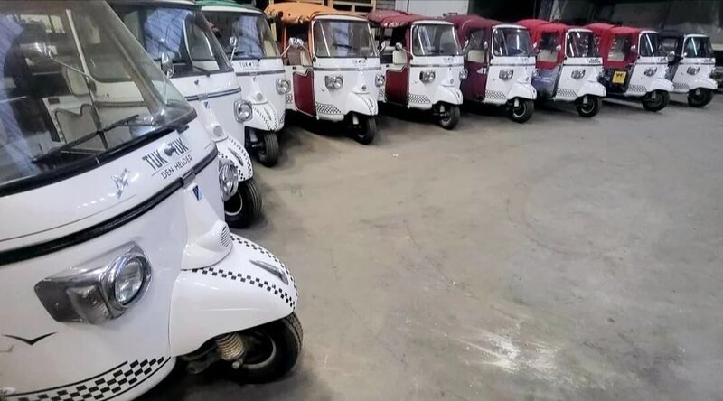 Rij witte tuktuks van Tuktuk Den Helder, klaar voor vertrek