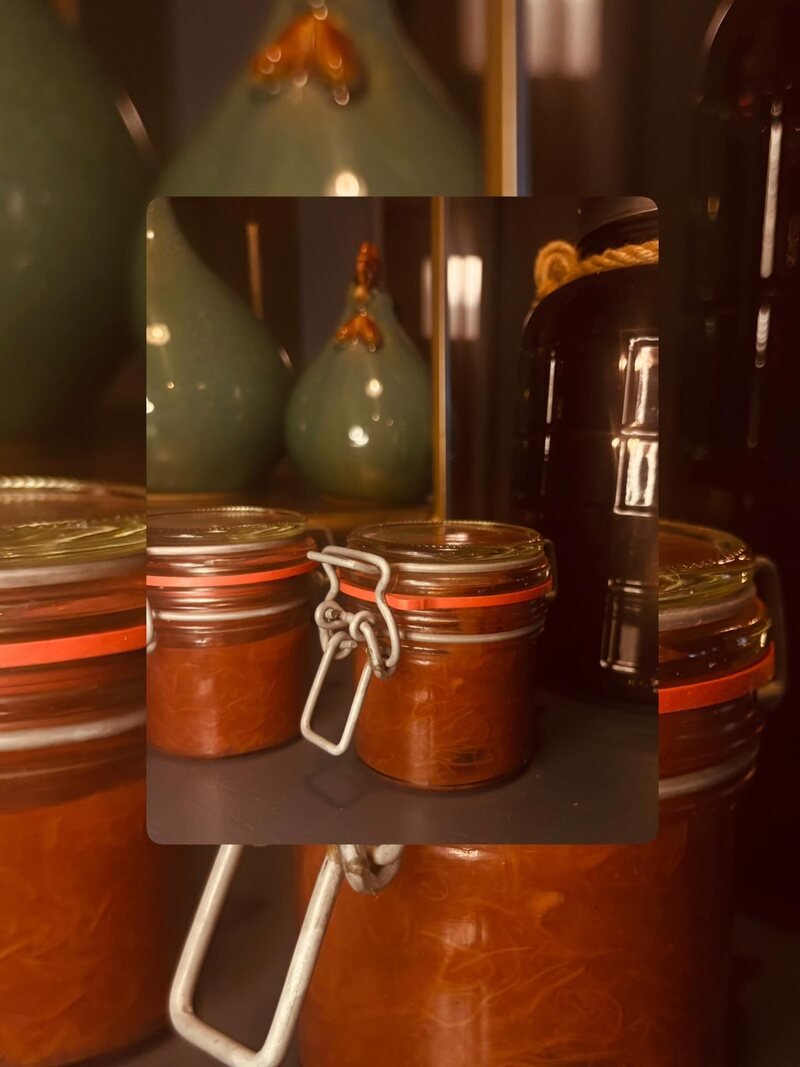 Weckpotten met eigen inmaak in de keuken van Kookerij Brammetje